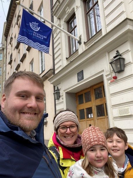 vor der Deutschen Schule Stockholm